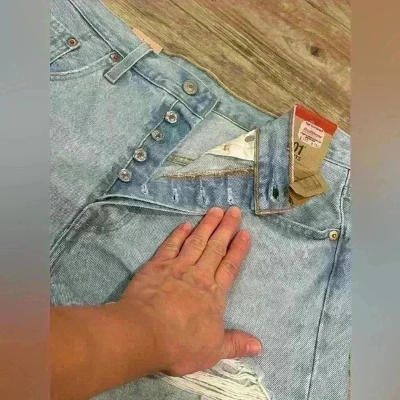 NEW Levi’s 501 Original Fit High-Rise Women’s Jean Shorts - Picture 3 of 11